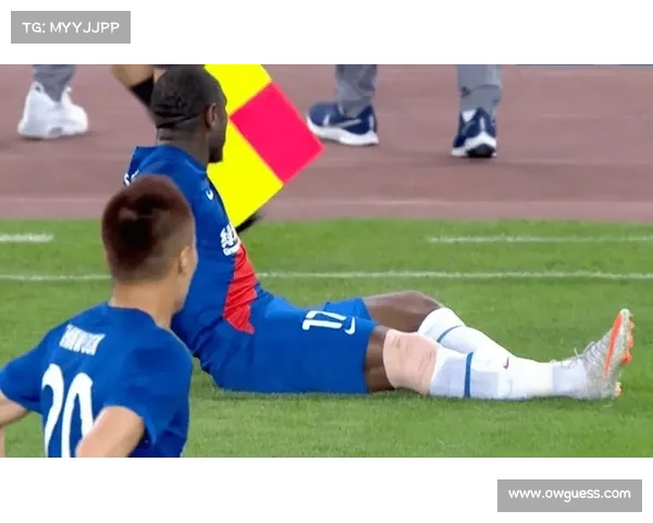 南野拓实法国杯受伤担架抬离，左膝十字韧带断裂